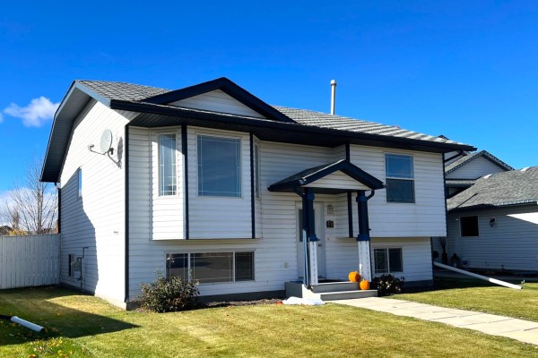 $379,900  59 Hawthorn Way, Olds   SOLD